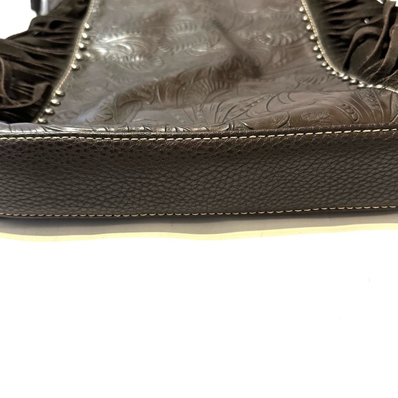 MONTANA WEST TRINITY RANCH TOOLED PEBBLED LEATHER W/SUEDE FRINGE CROSSBODY BAG - Picture 6 of 16